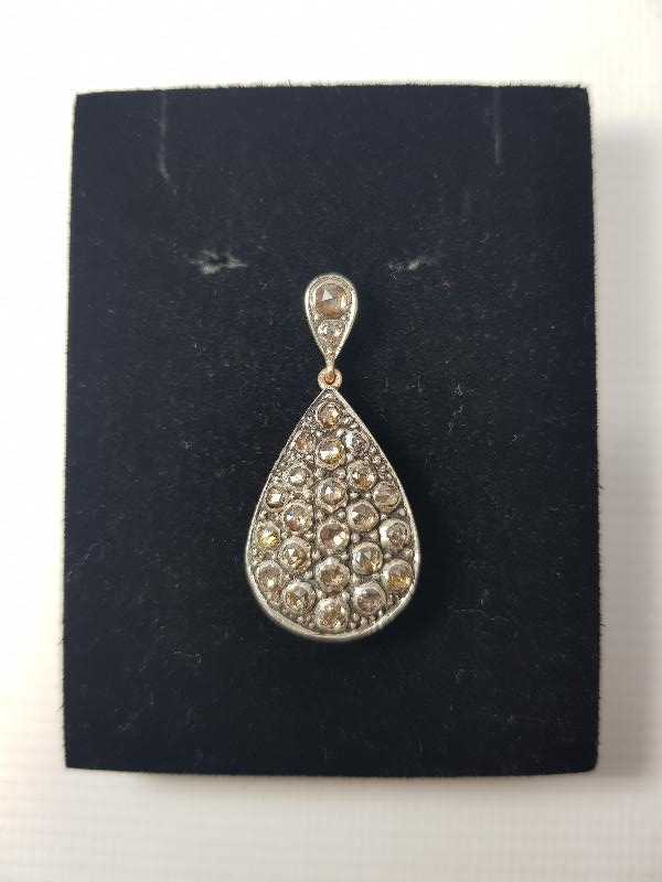 BÜYÜK PIRLANTALARLA BEZELİ KOLYE UCU 