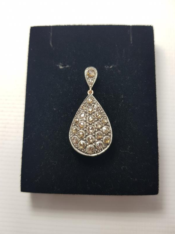 BÜYÜK PIRLANTALARLA BEZELİ KOLYE UCU 