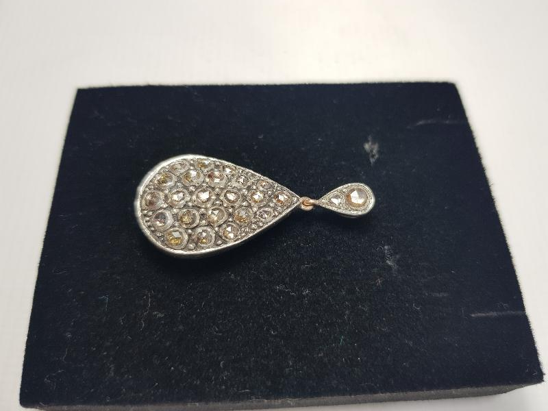 BÜYÜK PIRLANTALARLA BEZELİ KOLYE UCU 