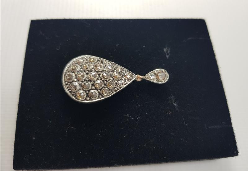 BÜYÜK PIRLANTALARLA BEZELİ KOLYE UCU 