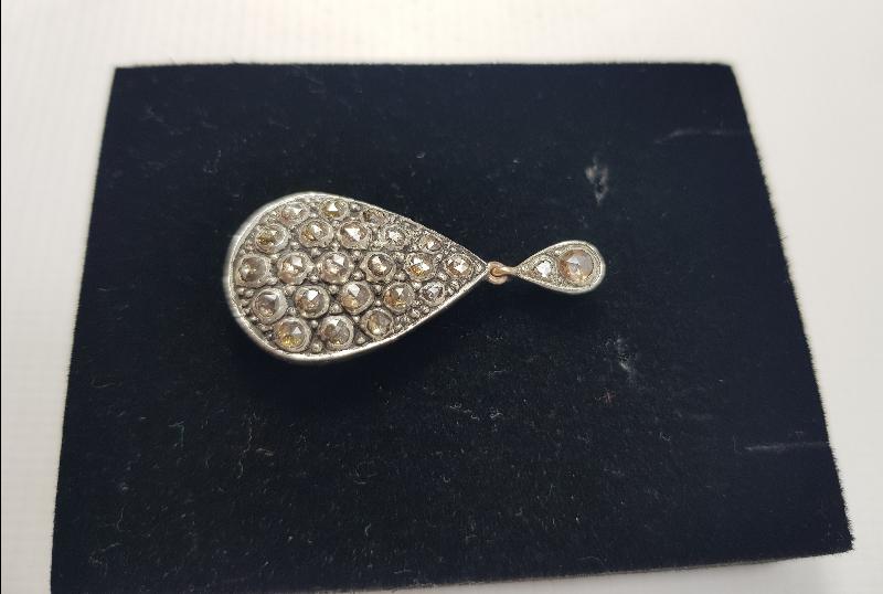 BÜYÜK PIRLANTALARLA BEZELİ KOLYE UCU 