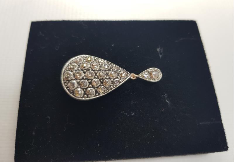 BÜYÜK PIRLANTALARLA BEZELİ KOLYE UCU 