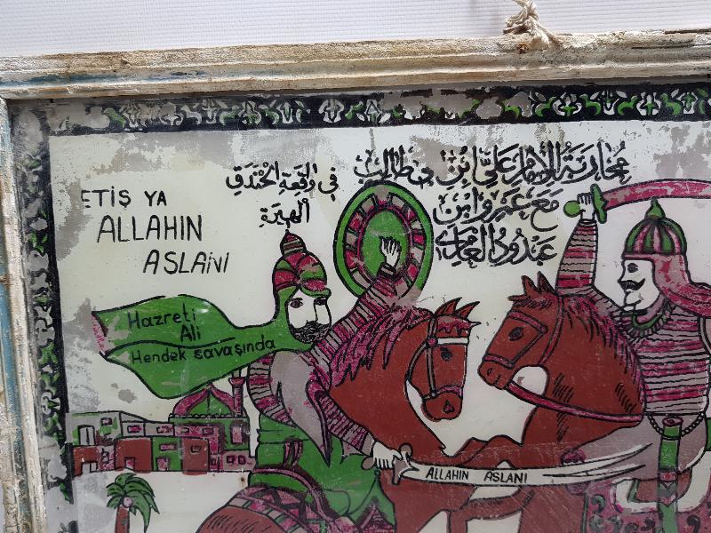 HAZRETİ ALİ'NİN AMR BİN VUD'UN BACAĞINI KESMESİ KONULU CAM ALTI TABLO
