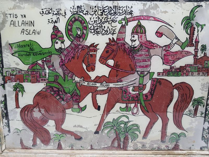 HAZRETİ ALİ'NİN AMR BİN VUD'UN BACAĞINI KESMESİ KONULU CAM ALTI TABLO