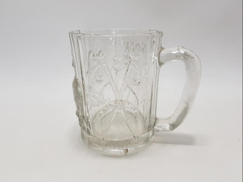 OSMANLI DÖNEMİ AY YILDIZLI BAYRAK VE ASLAN KABARTMA RESİMLİ BİRA BARDAĞI