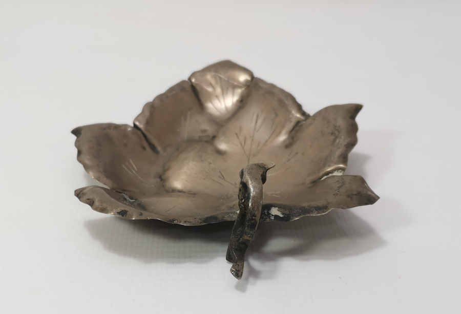 ÇINAR YAPRAĞI FORMUNDA GÜMÜŞ KÜLLÜK