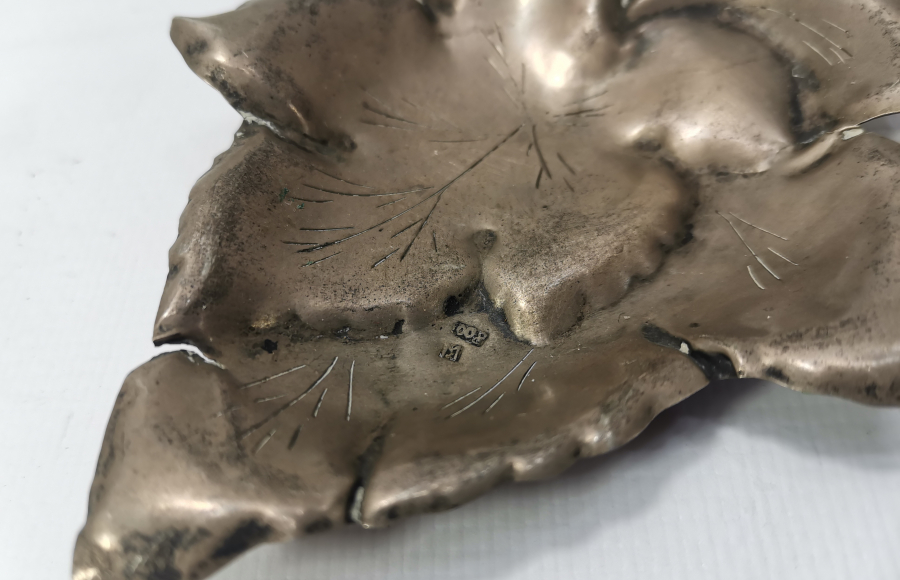 ÇINAR YAPRAĞI FORMUNDA GÜMÜŞ KÜLLÜK