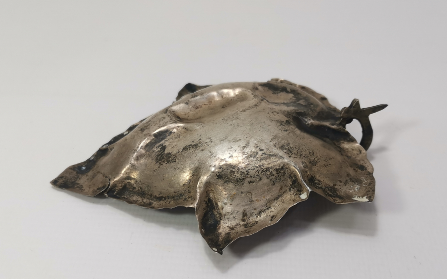 ÇINAR YAPRAĞI FORMUNDA GÜMÜŞ KÜLLÜK