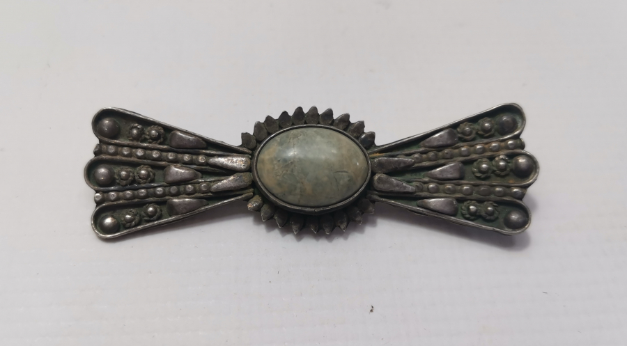 ÜZERİ GÜVERSE İŞÇİLİKLİ VE DOĞAL TAŞLI ANTİKA GÜMÜŞ BROŞ