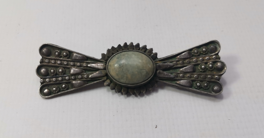 ÜZERİ GÜVERSE İŞÇİLİKLİ VE DOĞAL TAŞLI ANTİKA GÜMÜŞ BROŞ