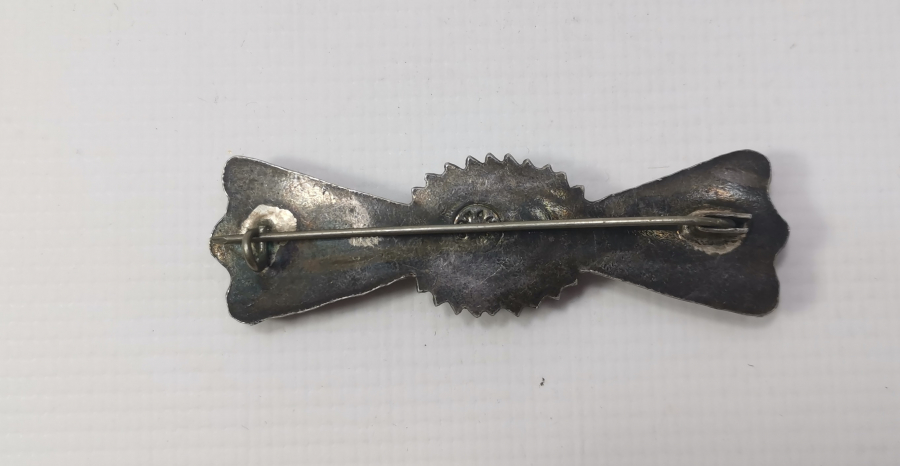 ÜZERİ GÜVERSE İŞÇİLİKLİ VE DOĞAL TAŞLI ANTİKA GÜMÜŞ BROŞ