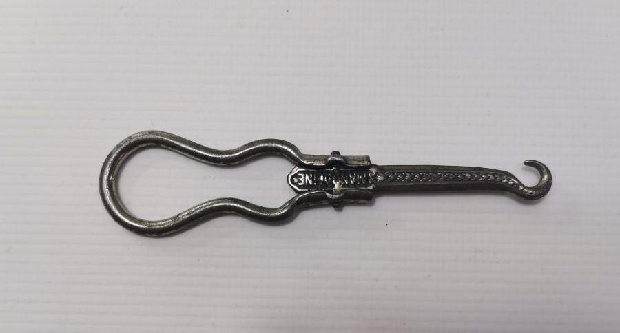 ÜZERİ İŞLEMELİ 1900 BAŞLARI NADİR POTİN BAĞLAMA ALETİ