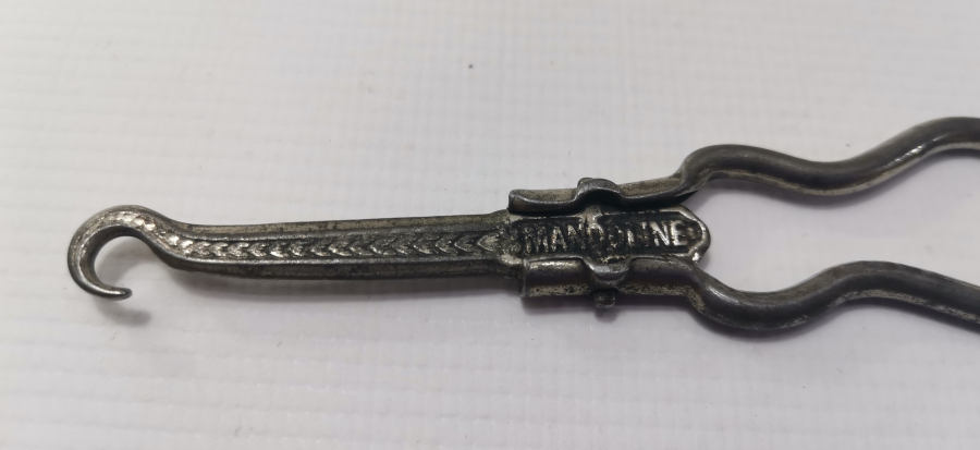 ÜZERİ İŞLEMELİ 1900 BAŞLARI NADİR POTİN BAĞLAMA ALETİ