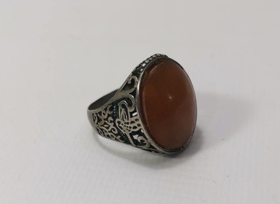 ÜZERİNDE SIKMA KEHRİBAR BULUNAN ÖZEL YAPIM YÜZÜK