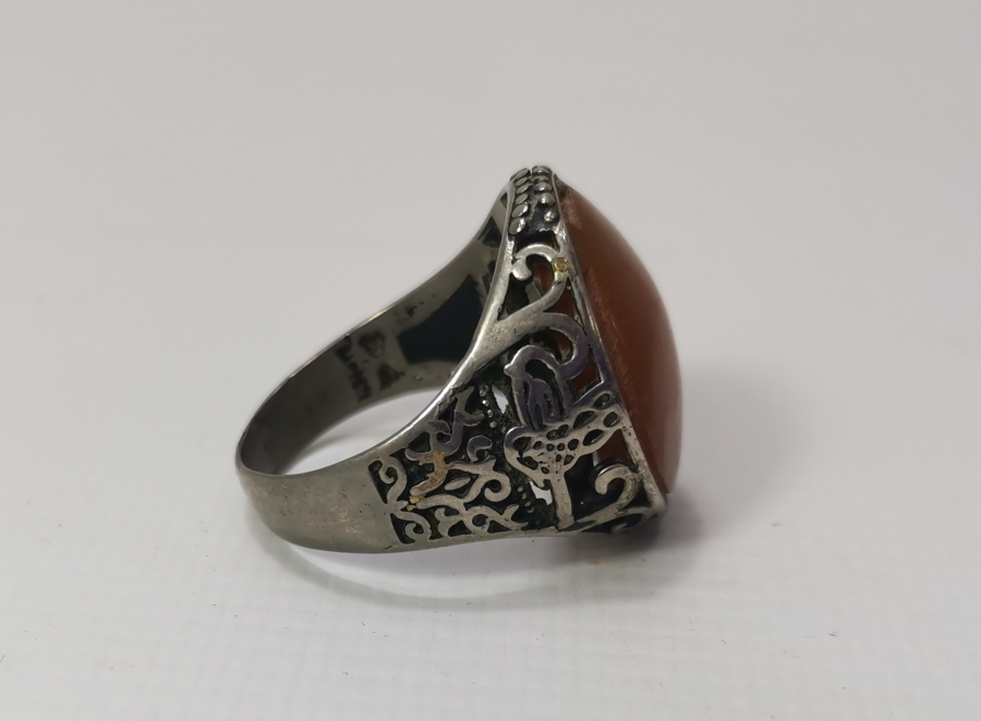 ÜZERİNDE SIKMA KEHRİBAR BULUNAN ÖZEL YAPIM YÜZÜK