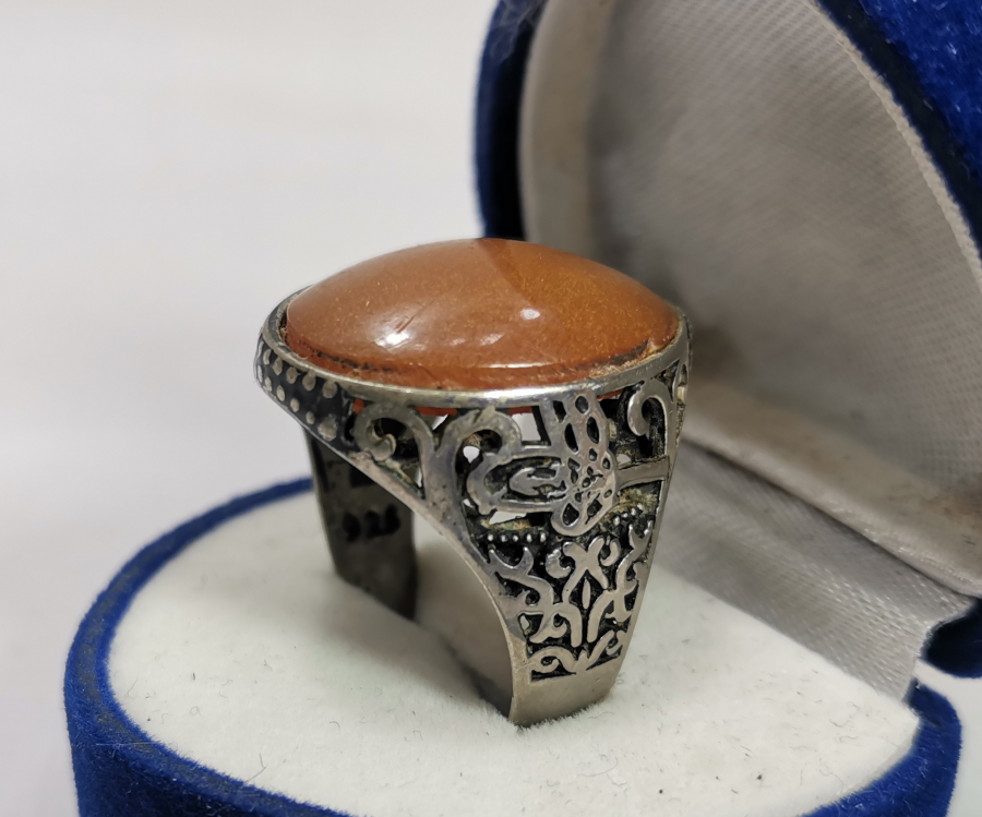 ÜZERİNDE SIKMA KEHRİBAR BULUNAN ÖZEL YAPIM YÜZÜK