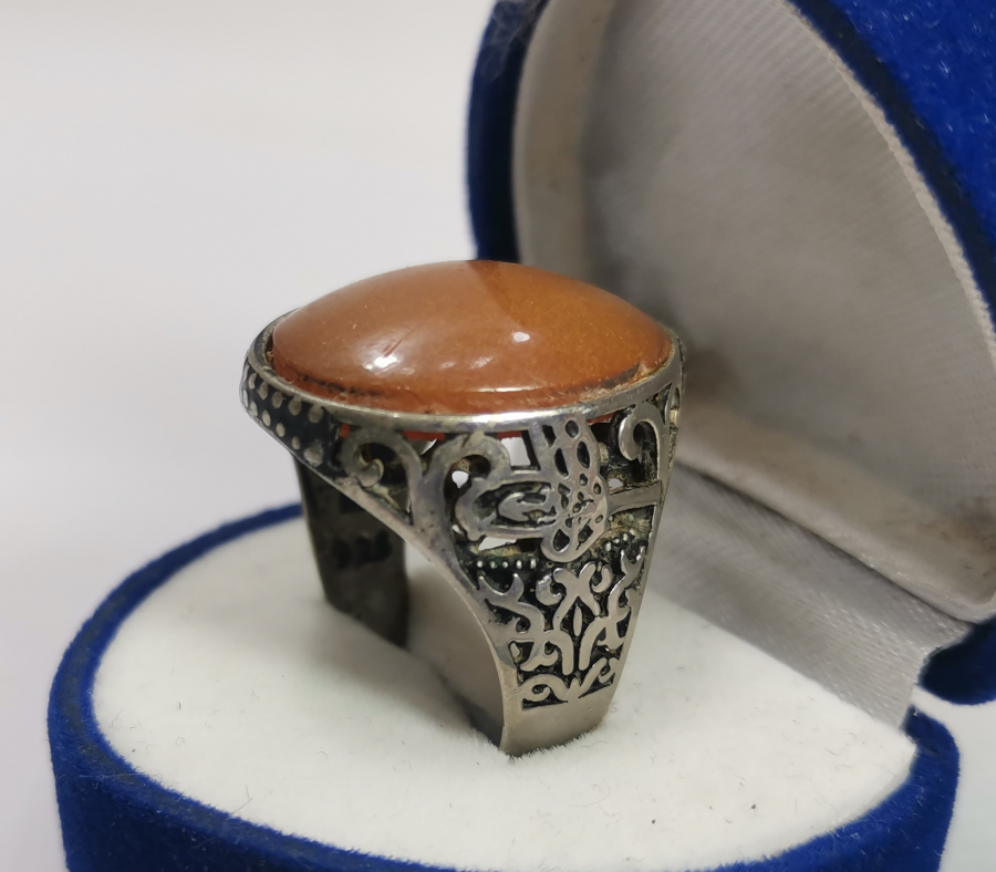 ÜZERİNDE SIKMA KEHRİBAR BULUNAN ÖZEL YAPIM YÜZÜK