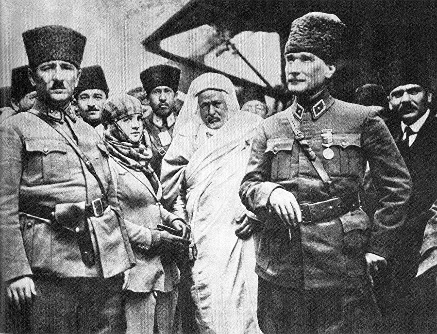 ATATÜRK'ÜN ARKADAŞI ŞEYH AHMET EŞ-ŞERİF SENUSİ'YE AİT ZENİTH GÜMÜŞ CEP SAATİ 