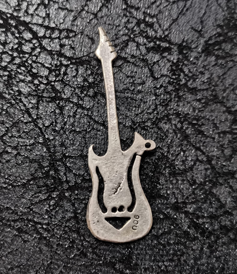 GÜMÜŞ GİTAR FORMUNDA KOLYE UCU