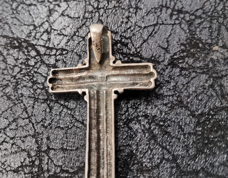 GÜMÜŞTEN MAMUL HAÇ