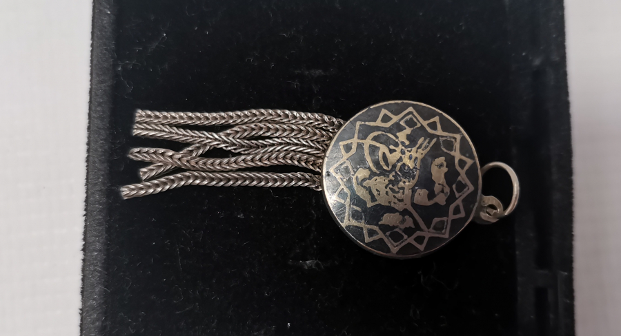 ÜZERİ TUĞRALI SAVATLI KOLYE