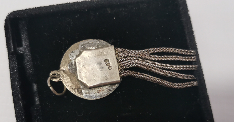 ÜZERİ TUĞRALI SAVATLI KOLYE