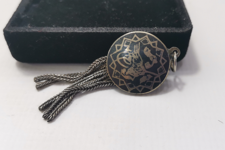 ÜZERİ TUĞRALI SAVATLI KOLYE