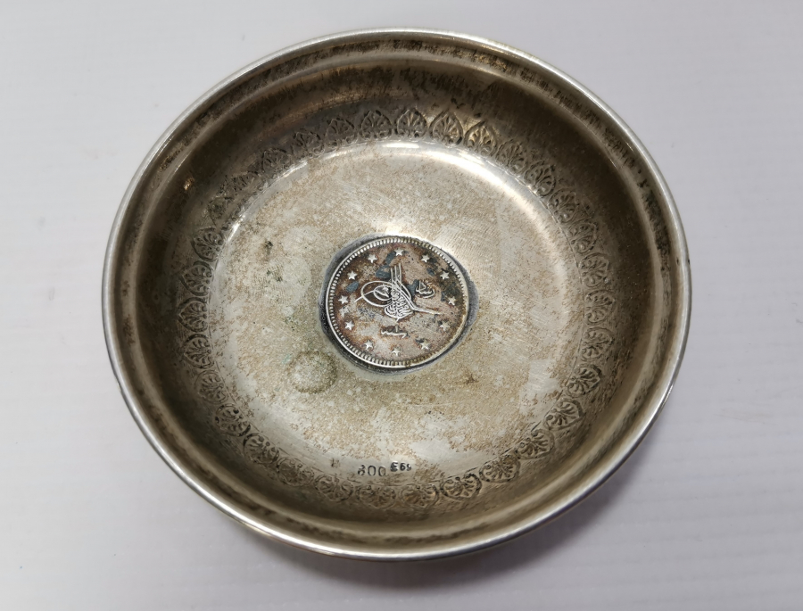 ORTASINDA OSMANLI PARASI BULUNAN GÜMÜŞ KINA TASI