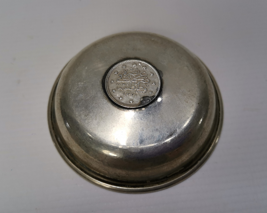 ORTASINDA OSMANLI PARASI BULUNAN GÜMÜŞ KINA TASI