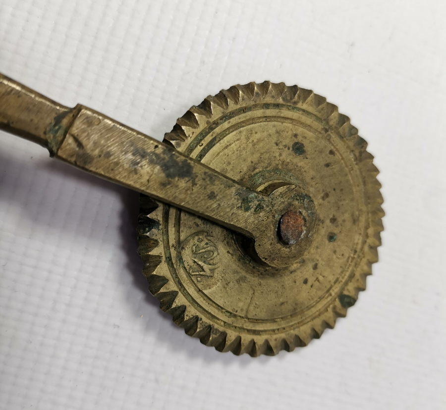 SÜLEYMANİYE DAMGALI OSMANLI DÖNEMİ HAMUR KESME ALETİ