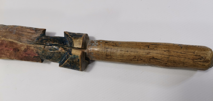 YALMANLI PALA FORMUNDA YAPILMIŞ AHŞAP OYUNCAK KILIÇ