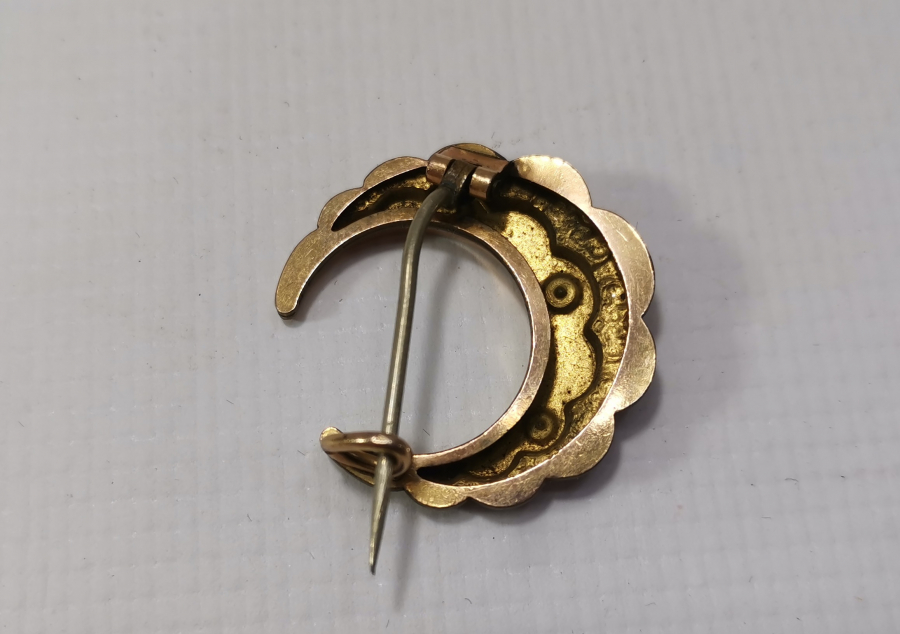 OSMANLI DÖNEMİ HİLAL FORMUNDA İNCİLİ BROŞ