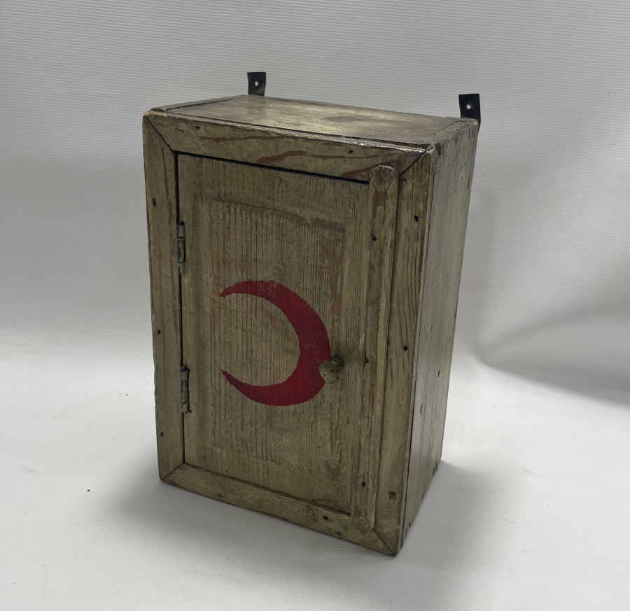 CUMHURİYET BAŞLARI EL YAPIMI AHŞAP İLK YARDIM KUTUSU