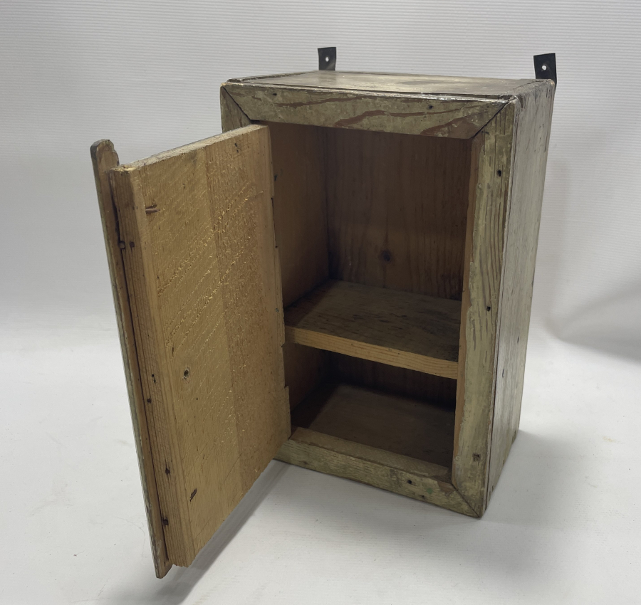 CUMHURİYET BAŞLARI EL YAPIMI AHŞAP İLK YARDIM KUTUSU