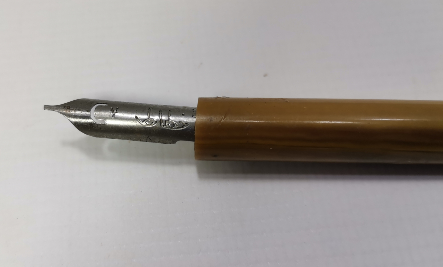 KATALİNDEN MAMUL ANTİKA DİVİT