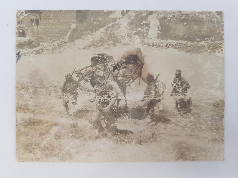 GALİÇYA CEPHESİNDE ALMAN MÜTTEFİKLERİMİZ YARALILARIMIZI TAŞIRKEN