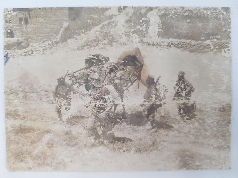 GALİÇYA CEPHESİNDE ALMAN MÜTTEFİKLERİMİZ YARALILARIMIZI TAŞIRKEN