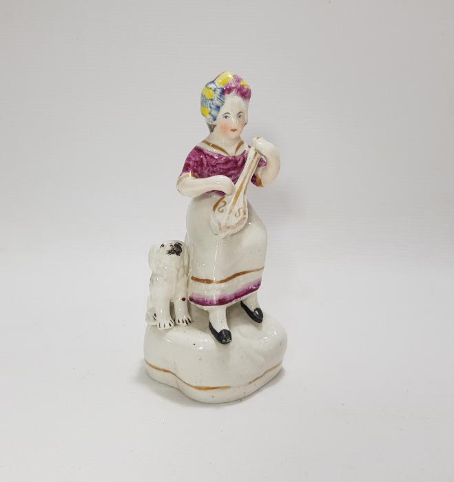 OSMANLI PAZARI İÇİN YAPILMIŞ PORSELEN MÜZİSYEN KADIN BİBLOSU