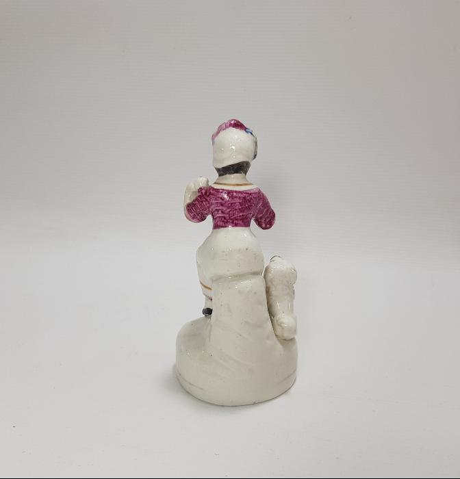 OSMANLI PAZARI İÇİN YAPILMIŞ PORSELEN MÜZİSYEN KADIN BİBLOSU