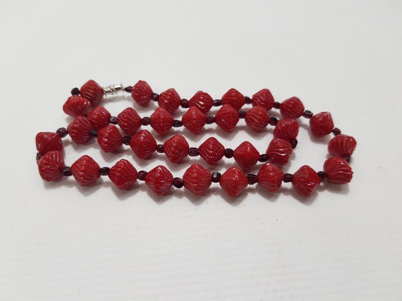 OSMANLI DÖNEMİ KIRMIZI RENKLİ NADİR BEYKOZ CAM GERDANLIK