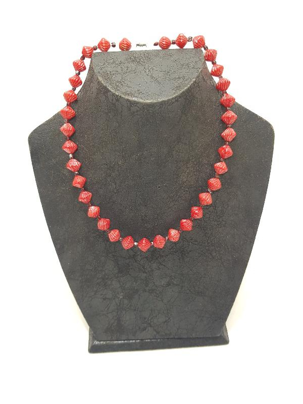 OSMANLI DÖNEMİ KIRMIZI RENKLİ NADİR BEYKOZ CAM GERDANLIK