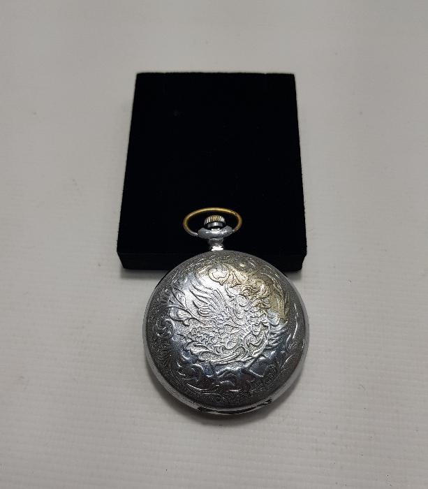 KAPAĞI GRAVÜRLERLE SÜSLÜ MOLNIA CEP SAATİ 