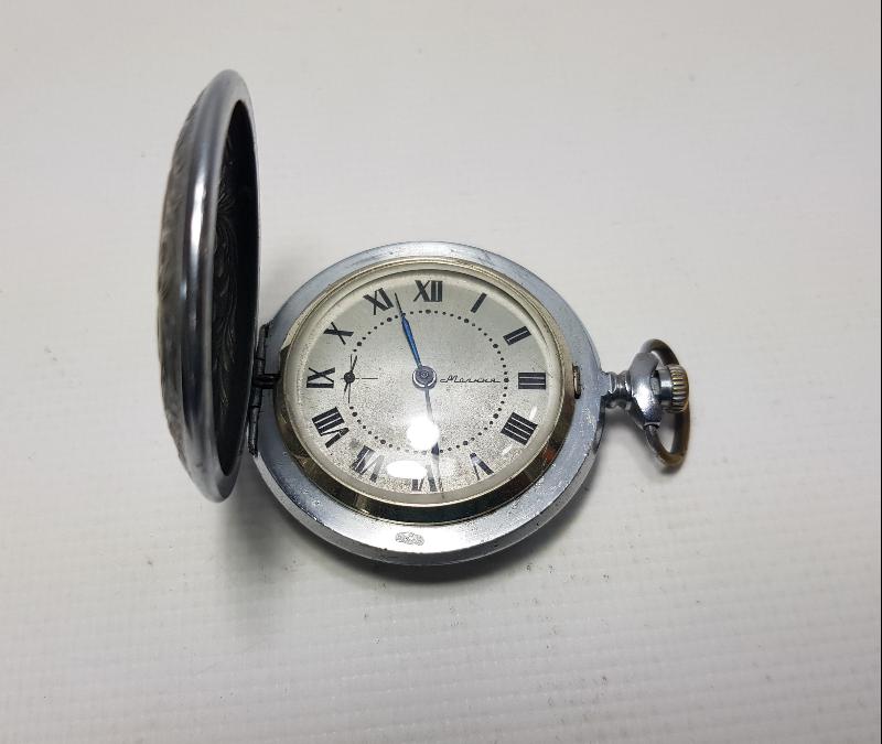 KAPAĞI GRAVÜRLERLE SÜSLÜ MOLNIA CEP SAATİ 