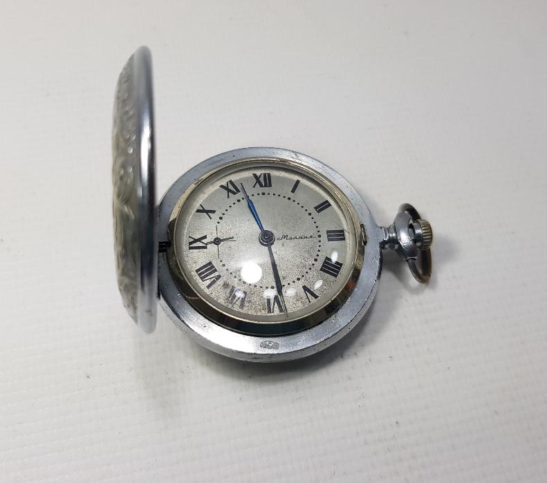 KAPAĞI GRAVÜRLERLE SÜSLÜ MOLNIA CEP SAATİ 