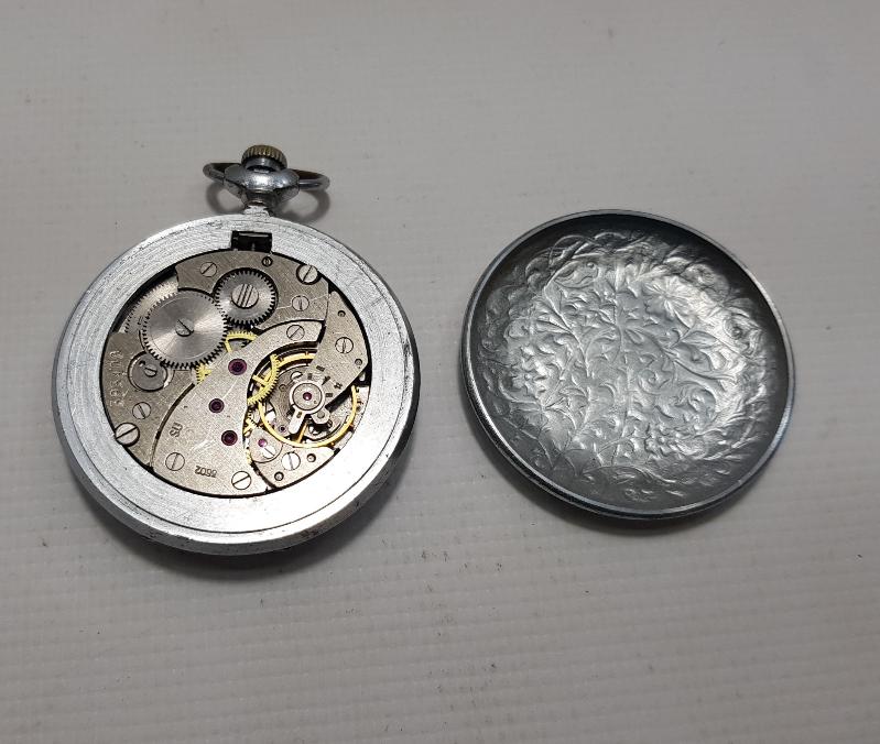 KAPAĞI GRAVÜRLERLE SÜSLÜ MOLNIA CEP SAATİ 