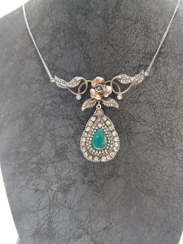 ORTASI ZÜMRÜT TAŞLI ELMAS GERDANLIK 