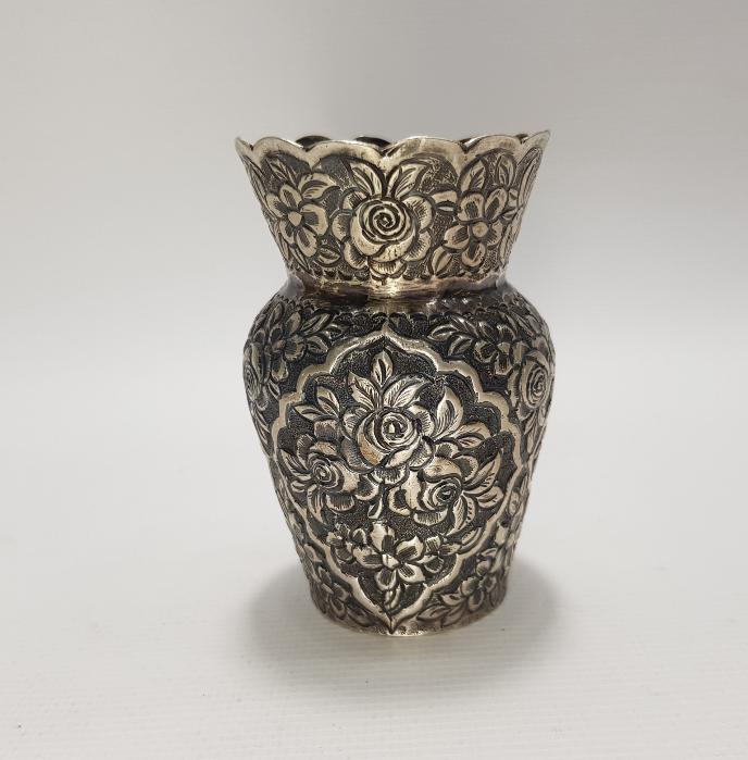 ESKİ İRAN İŞİ ÇİÇEK DESENLERİYLE SÜSLÜ GÜMÜŞ VAZO 