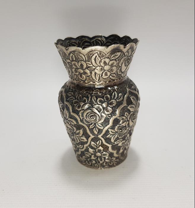 ESKİ İRAN İŞİ ÇİÇEK DESENLERİYLE SÜSLÜ GÜMÜŞ VAZO 