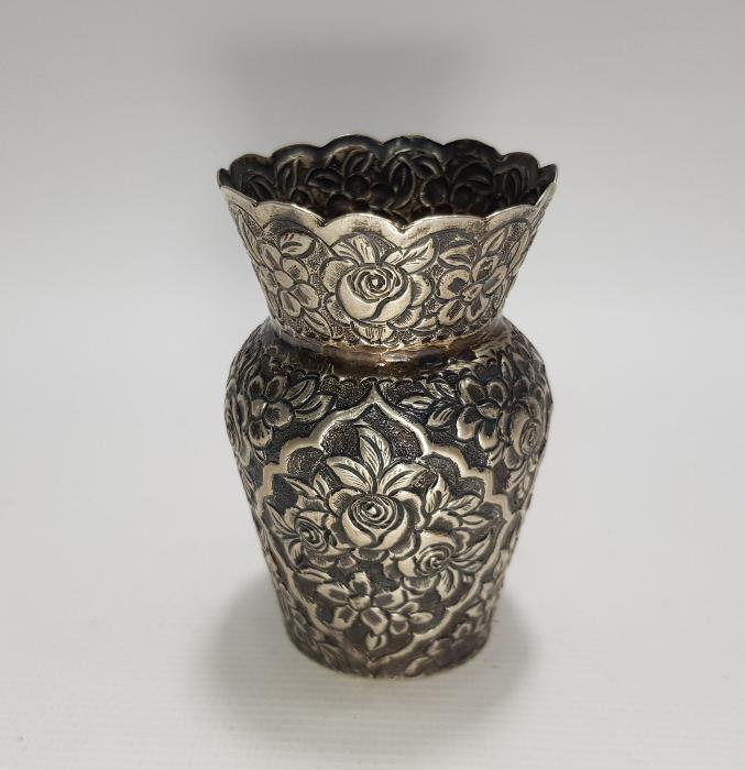 ESKİ İRAN İŞİ ÇİÇEK DESENLERİYLE SÜSLÜ GÜMÜŞ VAZO 