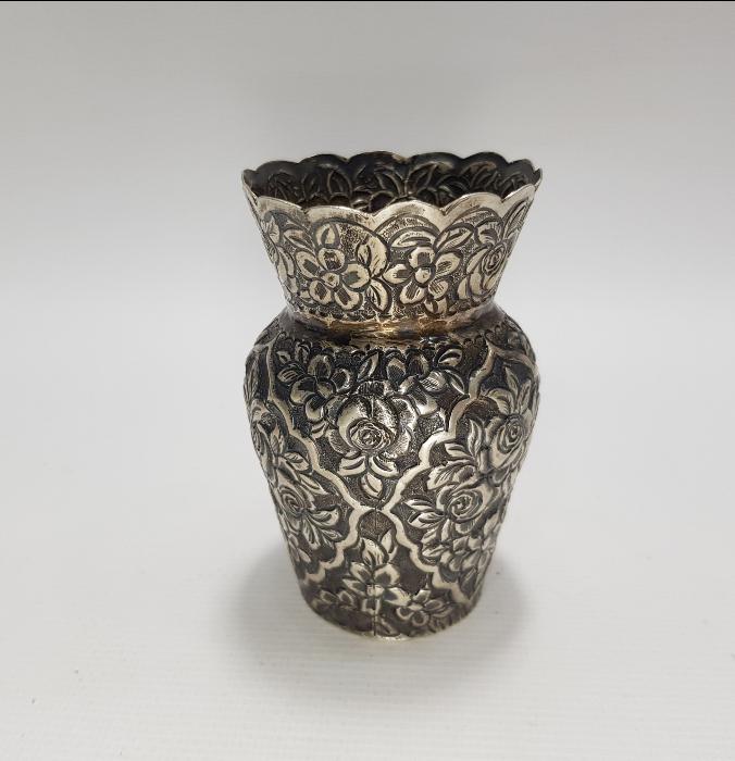 ESKİ İRAN İŞİ ÇİÇEK DESENLERİYLE SÜSLÜ GÜMÜŞ VAZO 